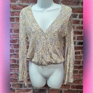 Sadie & Sage Cropped Flare Sleeve Top – Women’s Size XS Multicolor V Neck